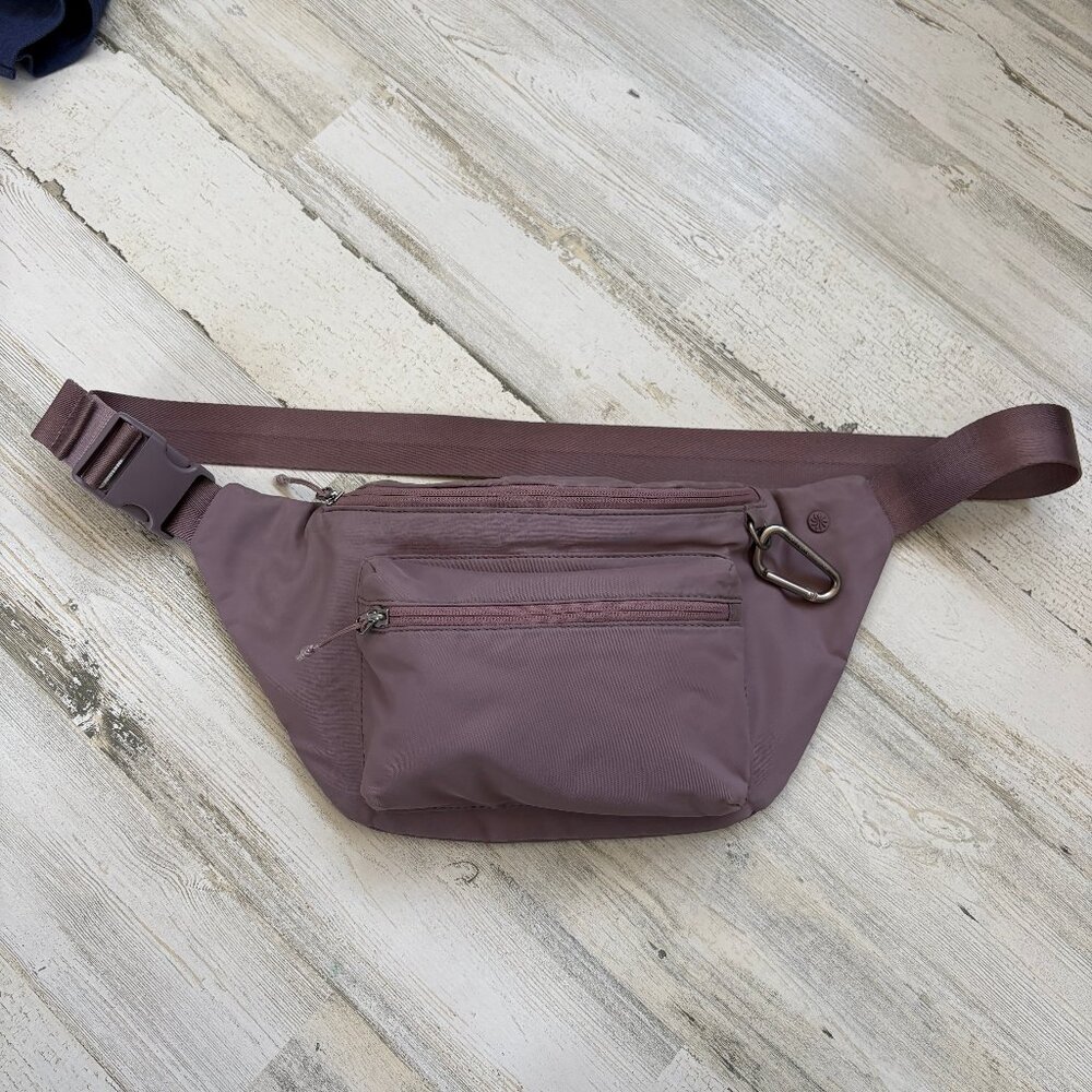 Athleta Large Belt Bag Zipper Top & Pockets Dusty Purple Buckle Close Purse